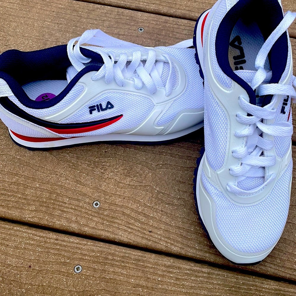 White Fila Sneakers/Shoes Sz 6.5